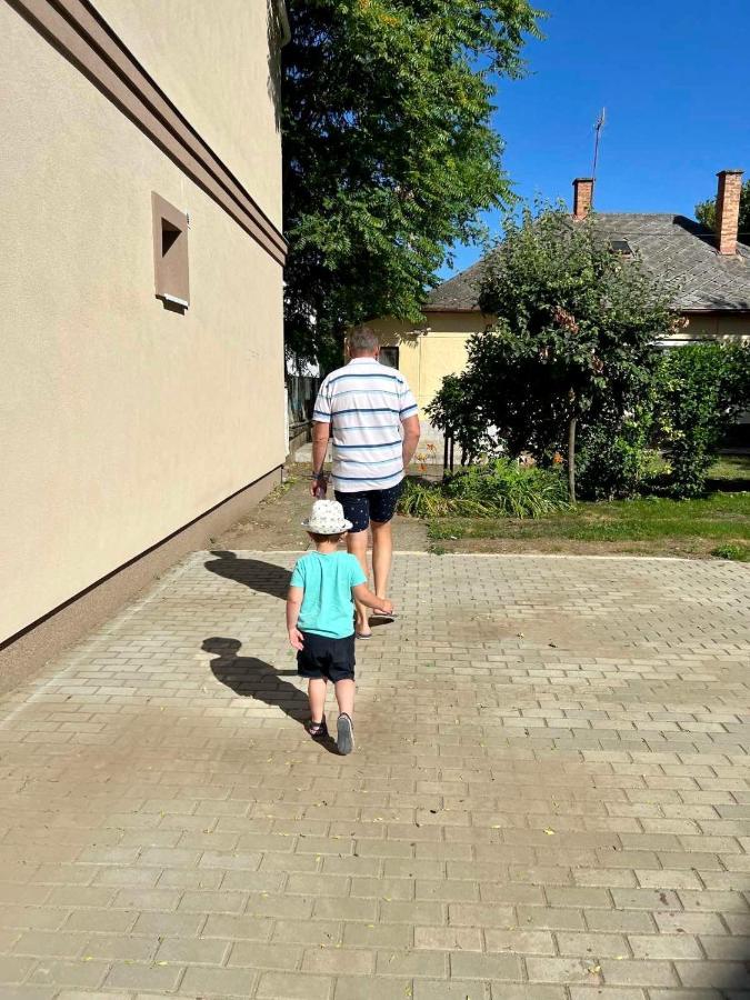 Zsuzsa Apartman Hajdúszoboszló Exterior foto